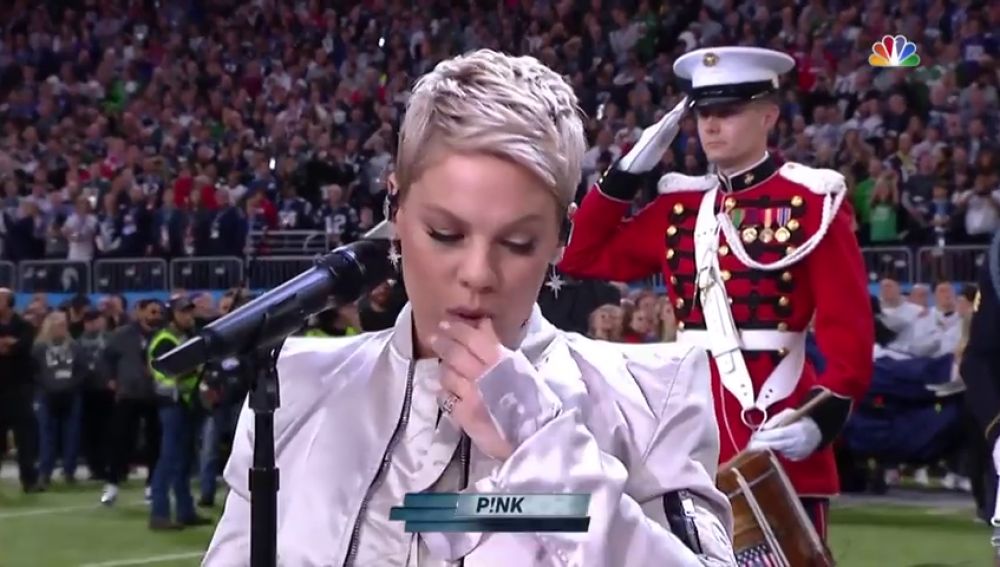 El embarazoso gesto de Pink durante el himno de Estados Unidos en la Super Bowl