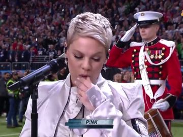 El embarazoso gesto de Pink durante el himno de Estados Unidos en la Super Bowl