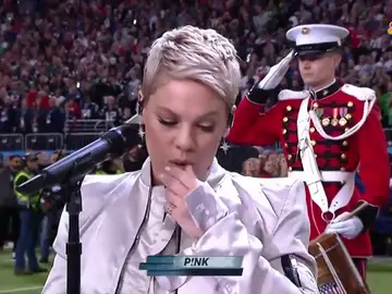 El embarazoso gesto de Pink durante el himno de Estados Unidos en la Super Bowl El embarazoso gesto de Pink durante el himno de Estados Unidos en la Super Bowl