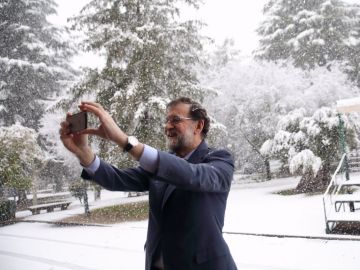 Mariano Rajoy se hace un selfie en la nieve