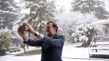 Mariano Rajoy se hace un selfie en la nieve
