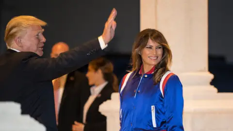 Donald y Melania Trump saludan a su llegada al evento Donald y Melania Trump saludan a su llegada al evento