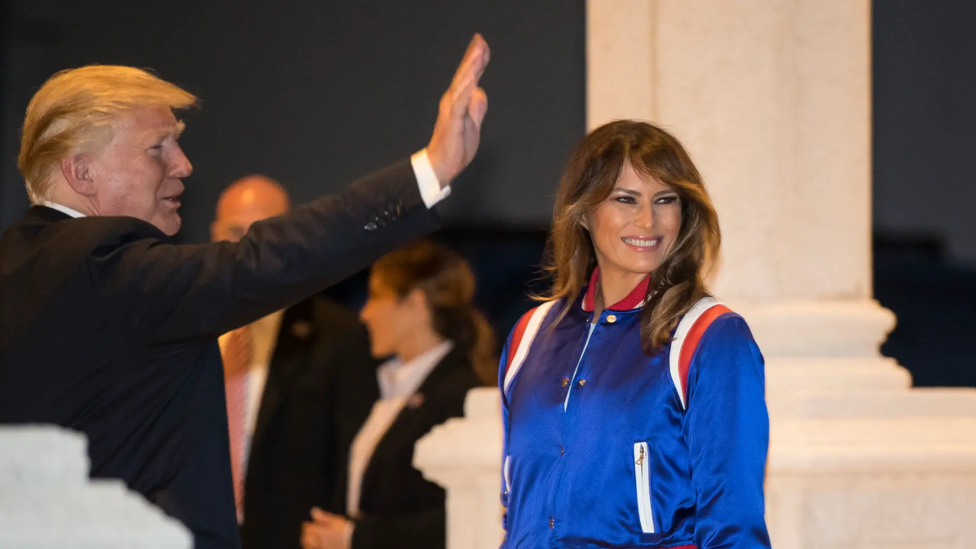 Donald y Melania Trump saludan a su llegada al evento