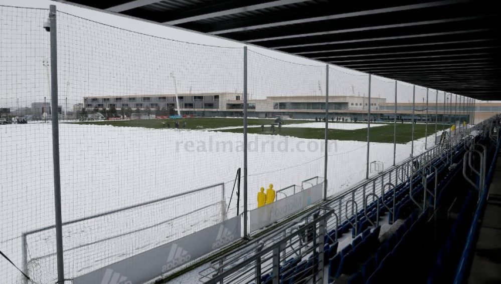 Un campo en Valdebebas cubierto por la nieve