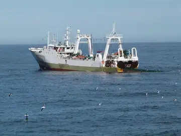 Un pesquero faena en el mar Un pesquero faena en el mar