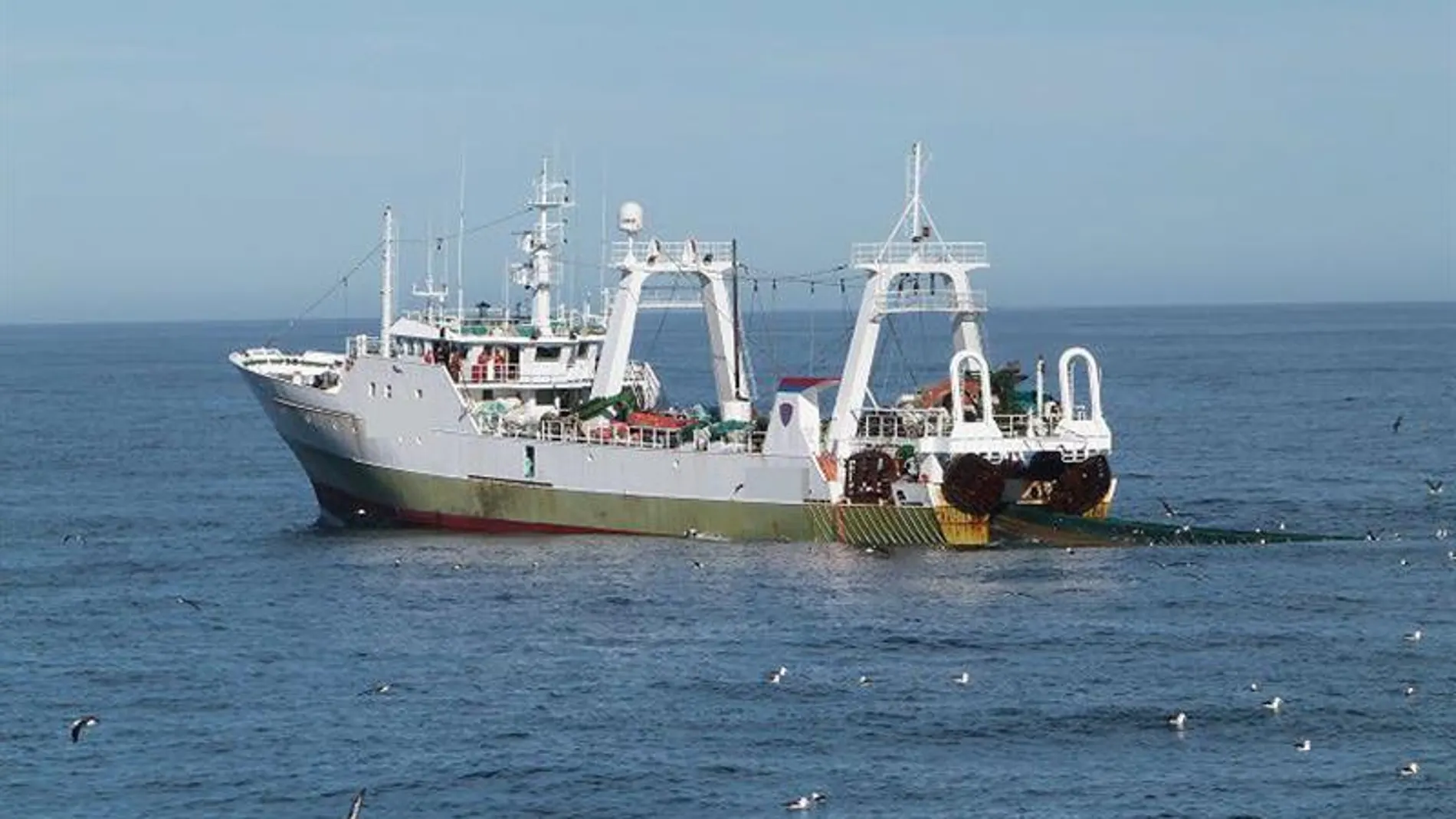 Un pesquero faena en el mar Un pesquero faena en el mar