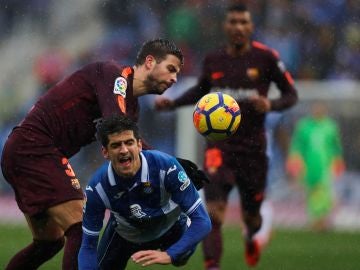 Gerard Piqué, en una acción ante Gerard Moreno