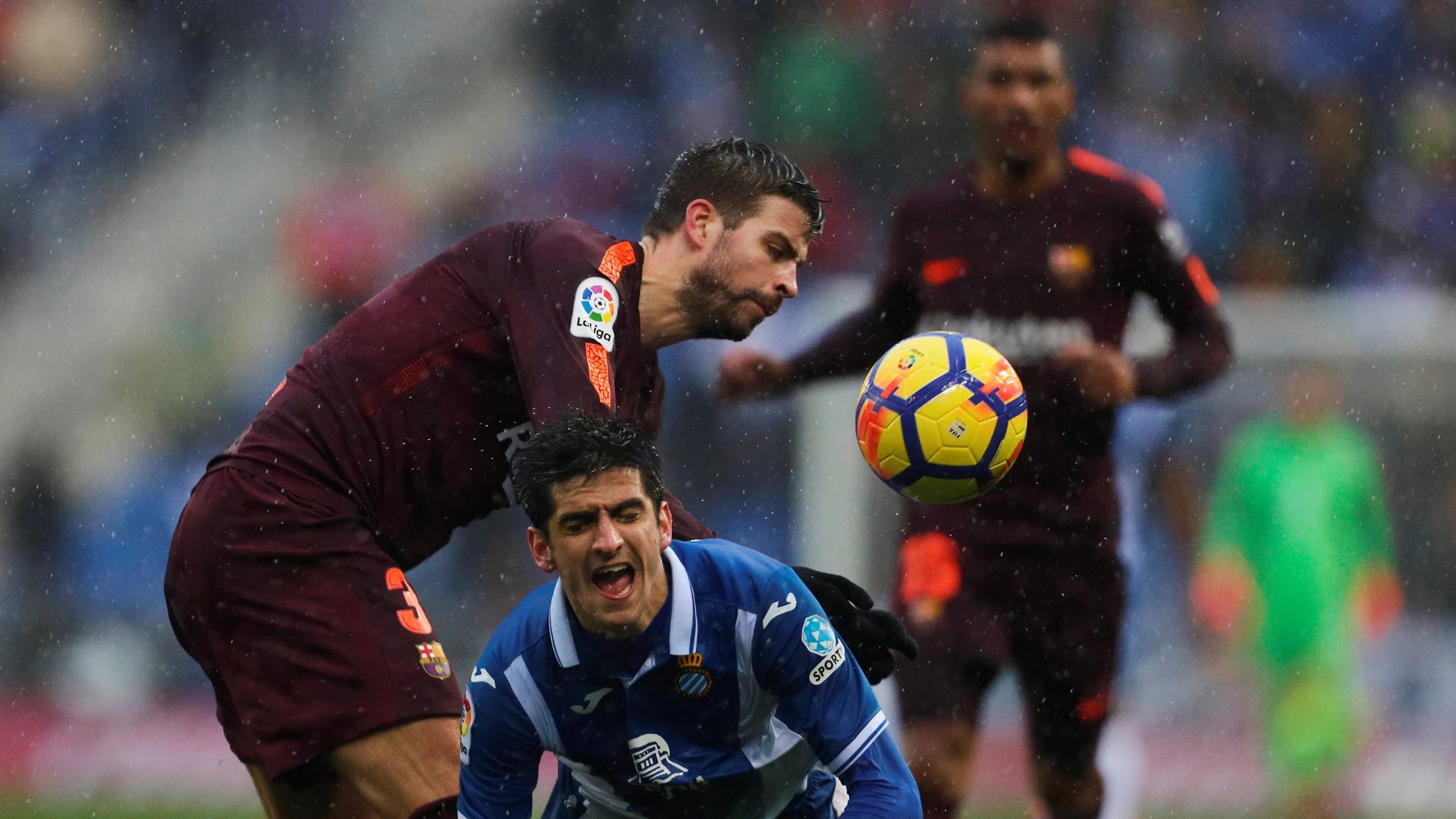 Gerard Piqué, en una acción ante Gerard Moreno Gerard Piqué, en una acción ante Gerard Moreno