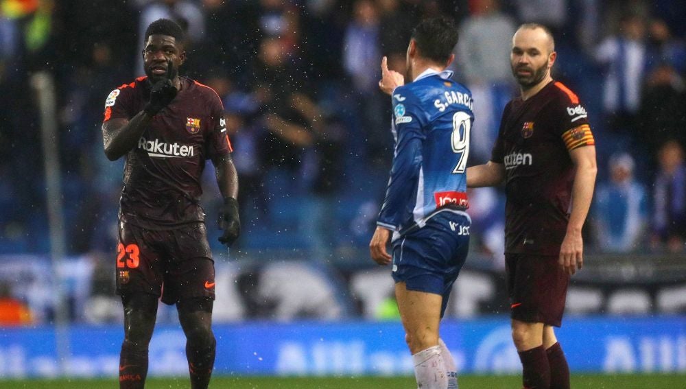 Momento de la discusión entre Umtiti y Sergio García