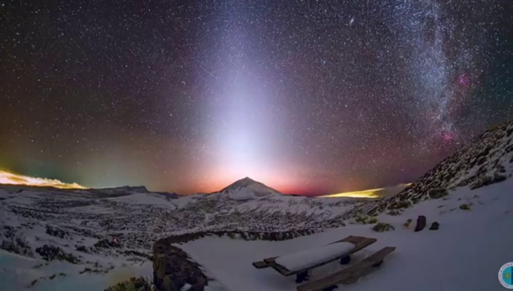 La luz zodiacal enciende el amanecer de una Canarias nevada