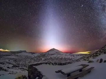 La luz zodiacal enciende el amanecer de una Canarias nevada La luz zodiacal enciende el amanecer de una Canarias nevada