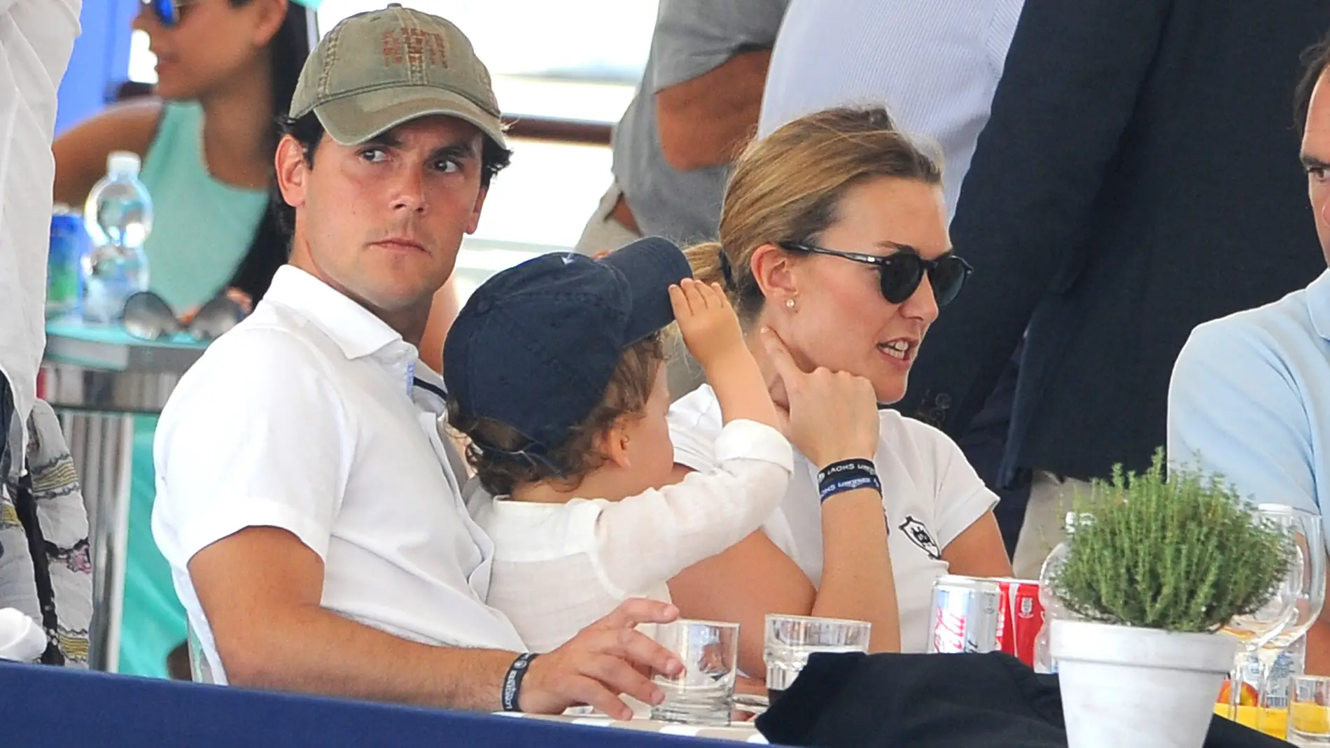 Sergio Álvarez con Marta Ortega y su hijo