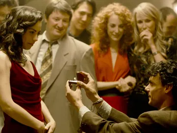 El Dela pide matrimonio a su novia delante de todos sus amigos El Dela pide matrimonio a su novia delante de todos sus amigos