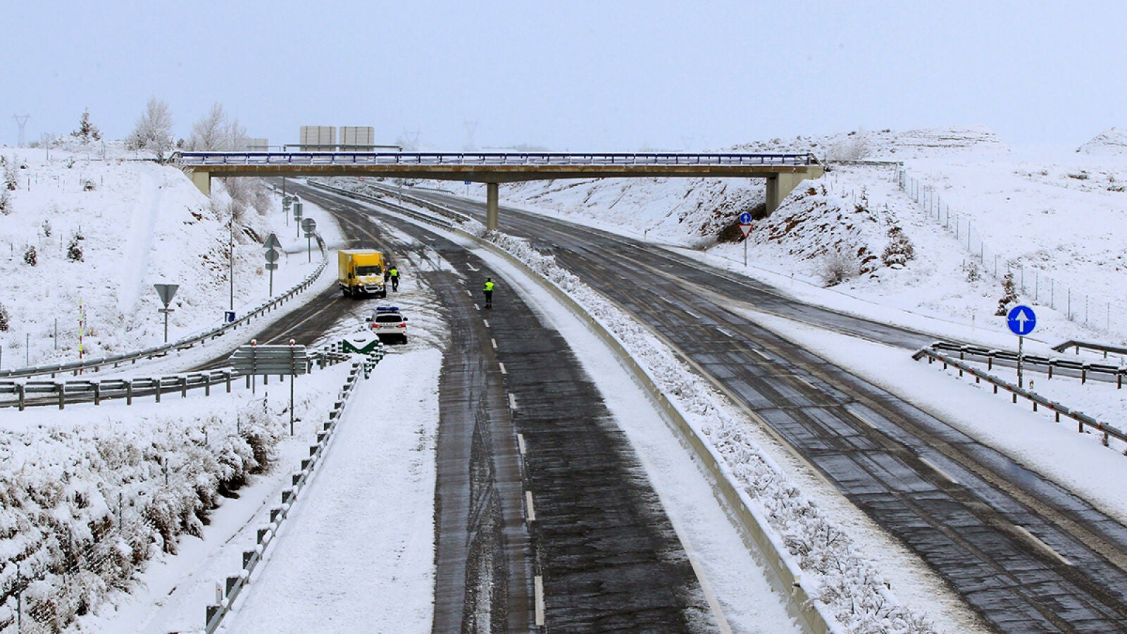 La nieve retrasa vuelos en Barajas y El Prat, afecta a 400 carreteras y deja a 50.000 alumnos sin clase