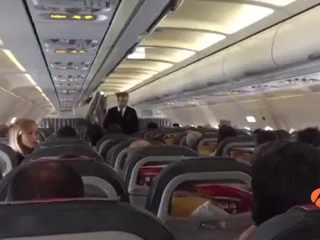 La nieve obliga a cerrar pistas del aeropuerto de Madrid-Barajas: decenas de vuelos retrasados La nieve obliga a cerrar pistas del aeropuerto de Madrid-Barajas: decenas de vuelos retrasados