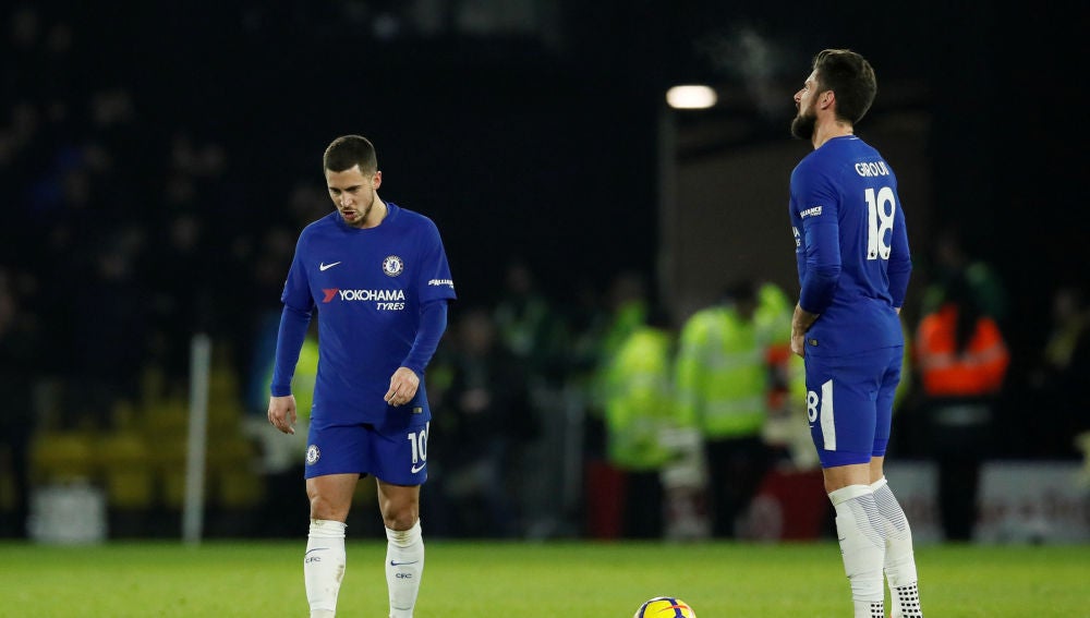 Hazard y Giroud, cabizbajos tras recibir un gol