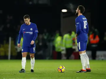 Hazard y Giroud, cabizbajos tras recibir un gol Hazard y Giroud, cabizbajos tras recibir un gol