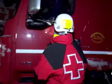 La Cruz Roja reparte comida caliente a los camioneros parados en la carretera La Cruz Roja reparte comida caliente a los camioneros parados en la carretera