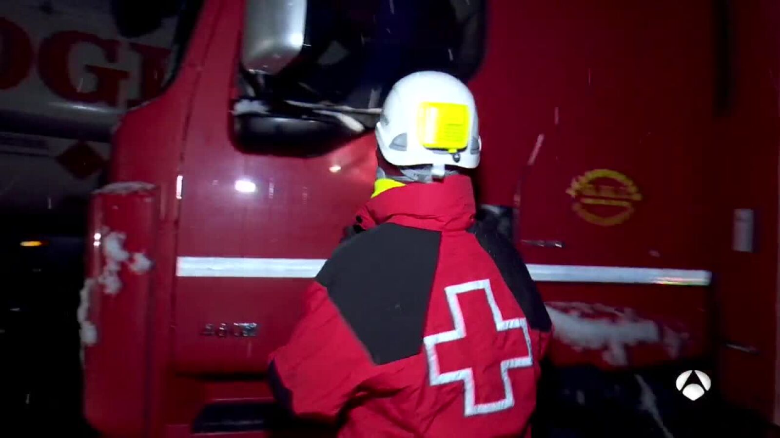 La Cruz Roja reparte comida caliente y mantas a los camioneros que han pasado la noche en la A-1 por el temporal de nieve