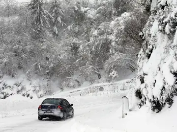 El temporal de nieve ha provocado el corte de numerosos puertos de montaña El temporal de nieve ha provocado el corte de numerosos puertos de montaña