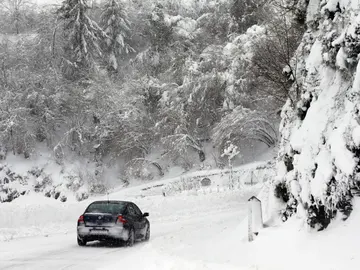 El temporal de nieve ha provocado el corte de numerosos puertos de montaña El temporal de nieve ha provocado el corte de numerosos puertos de montaña