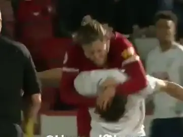 Lallana agrede a un jugador sub 23 del Tottenham Lallana agrede a un jugador sub 23 del Tottenham