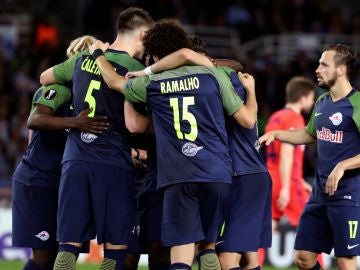 Los jugadores del Salzburgo celebran un gol en Anoeta