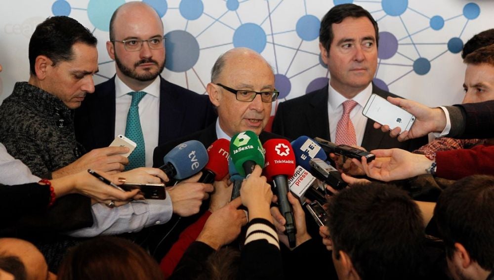 Cristóbal Montoro ante los medios