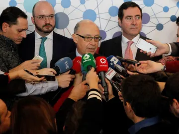 Cristóbal Montoro ante los medios Cristóbal Montoro ante los medios