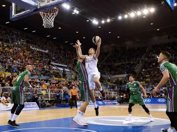 Fabien Causer trata de encestar ante la defensa de Unicaja Fabien Causer trata de encestar ante la defensa de Unicaja