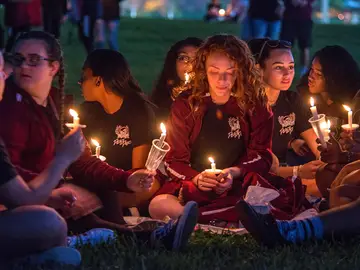 Un grupo de estudiantes con velas en Florida Un grupo de estudiantes con velas en Florida