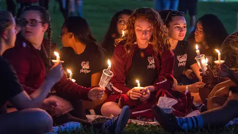 Un grupo de estudiantes con velas en Florida Un grupo de estudiantes con velas en Florida