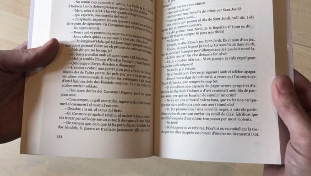 Un libro con la página 155 omitida