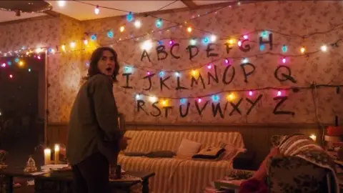 Winona Ryder en la casa de 'Stranger Things' Winona Ryder en la casa de 'Stranger Things'
