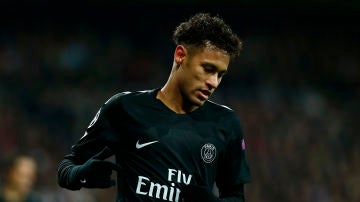 Neymar, cabizbajo en un partido del PSG