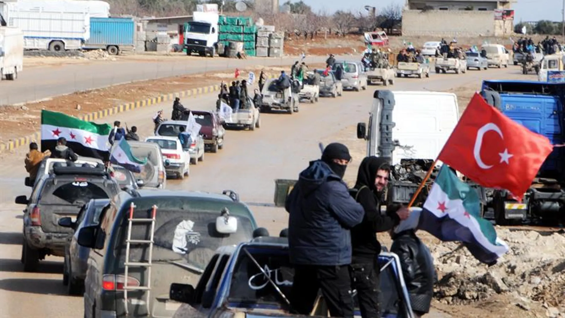 Miembros del Ejército Libre Sirio circulan junto a tropas turcas en la ciudad de Azez, en la zona siria de Afrín Miembros del Ejército Libre Sirio circulan junto a tropas turcas en la ciudad de Azez, en la zona siria de Afrín
