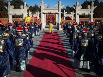 Artistas chinos vestidos con trajes tradicionales realizan una recreación de un ritual Artistas chinos vestidos con trajes tradicionales realizan una recreación de un ritual