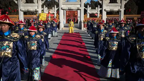 Artistas chinos vestidos con trajes tradicionales realizan una recreación de un ritual Artistas chinos vestidos con trajes tradicionales realizan una recreación de un ritual