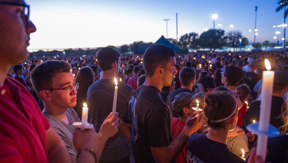 Vigilia en recuerdo de las víctimas del tiroteo en Florida