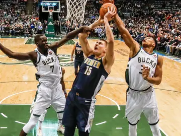 Jokic intenta lanzar a canasta ante la defensa de los Bucks Jokic intenta lanzar a canasta ante la defensa de los Bucks