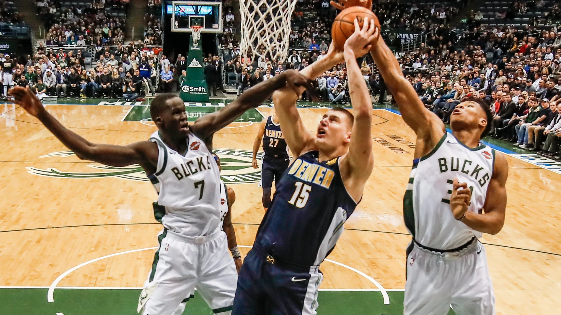 Jokic intenta lanzar a canasta ante la defensa de los Bucks Jokic intenta lanzar a canasta ante la defensa de los Bucks