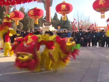 China celebra la llegada del nuevo año: el gallo cede paso al perro China celebra la llegada del nuevo año: el gallo cede paso al perro