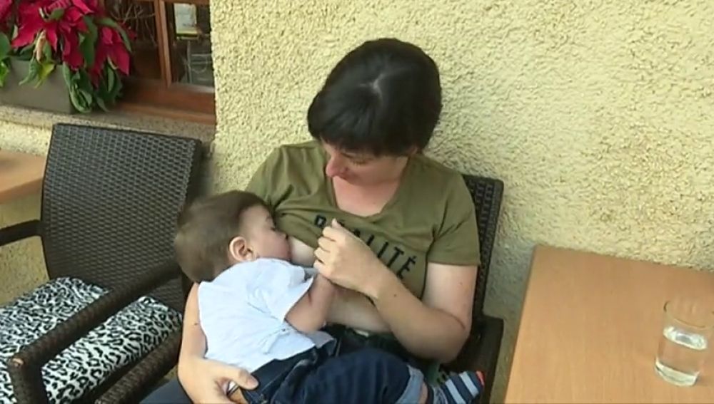 Una mujer transgénero ha conseguido dar el pecho a su hijo