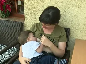 Una mujer transgénero ha conseguido dar el pecho a su hijo Una mujer transgénero ha conseguido dar el pecho a su hijo