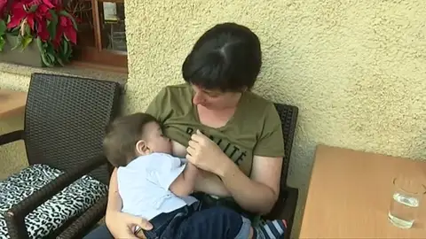 Una mujer transgénero ha conseguido dar el pecho a su hijo Una mujer transgénero ha conseguido dar el pecho a su hijo