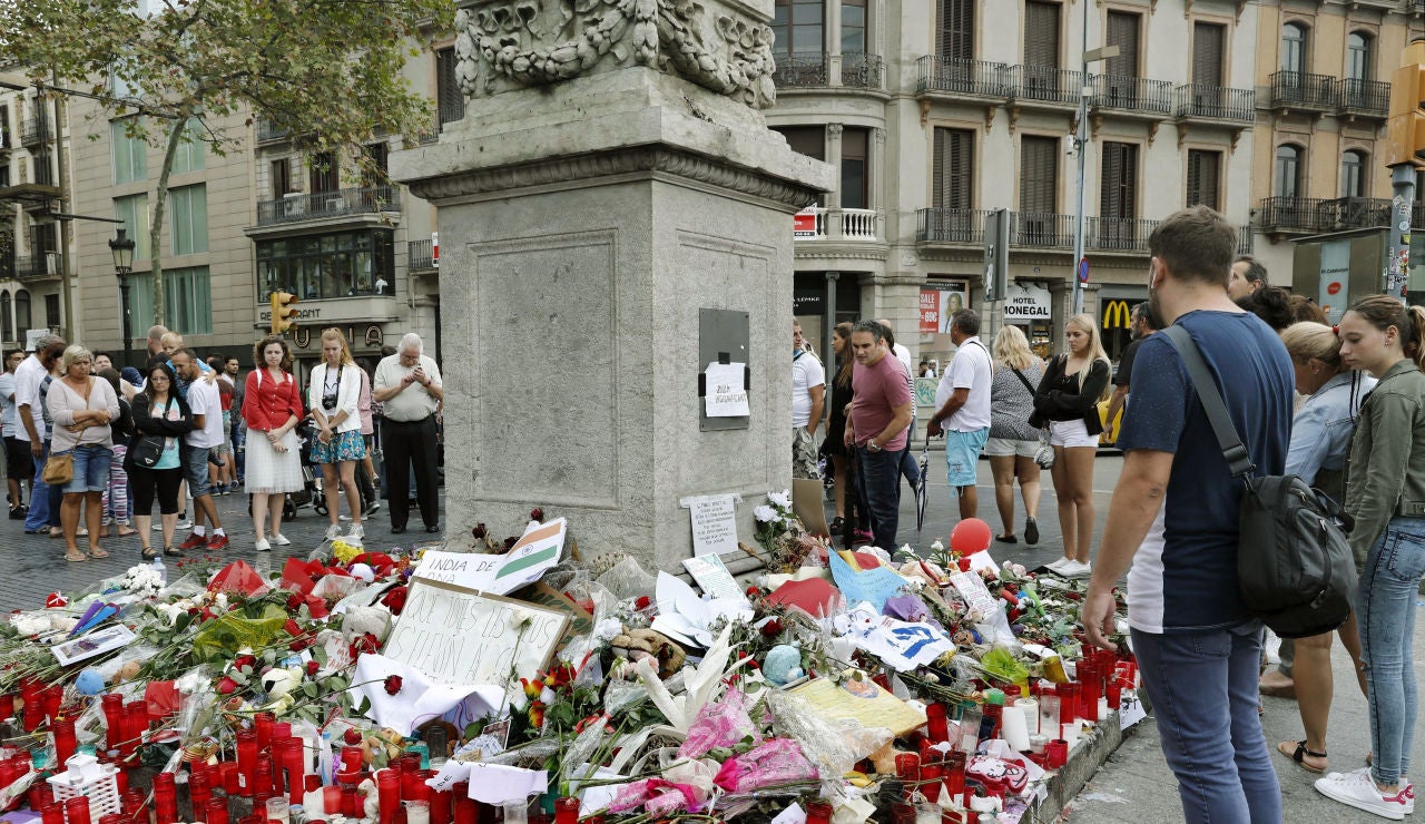 Memorial con flores al comienzo de las Ramblas de Barcelona tras los atentados 