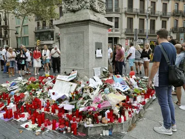 Memorial con flores al comienzo de las Ramblas de Barcelona tras los atentados Memorial con flores al comienzo de las Ramblas de Barcelona tras los atentados