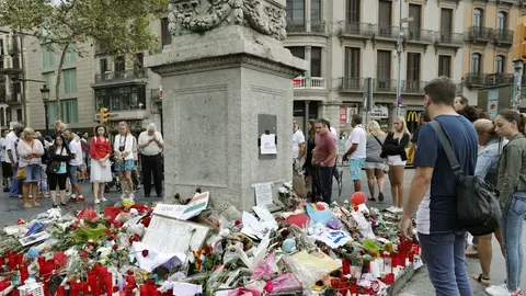 Memorial con flores al comienzo de las Ramblas de Barcelona tras los atentados Memorial con flores al comienzo de las Ramblas de Barcelona tras los atentados