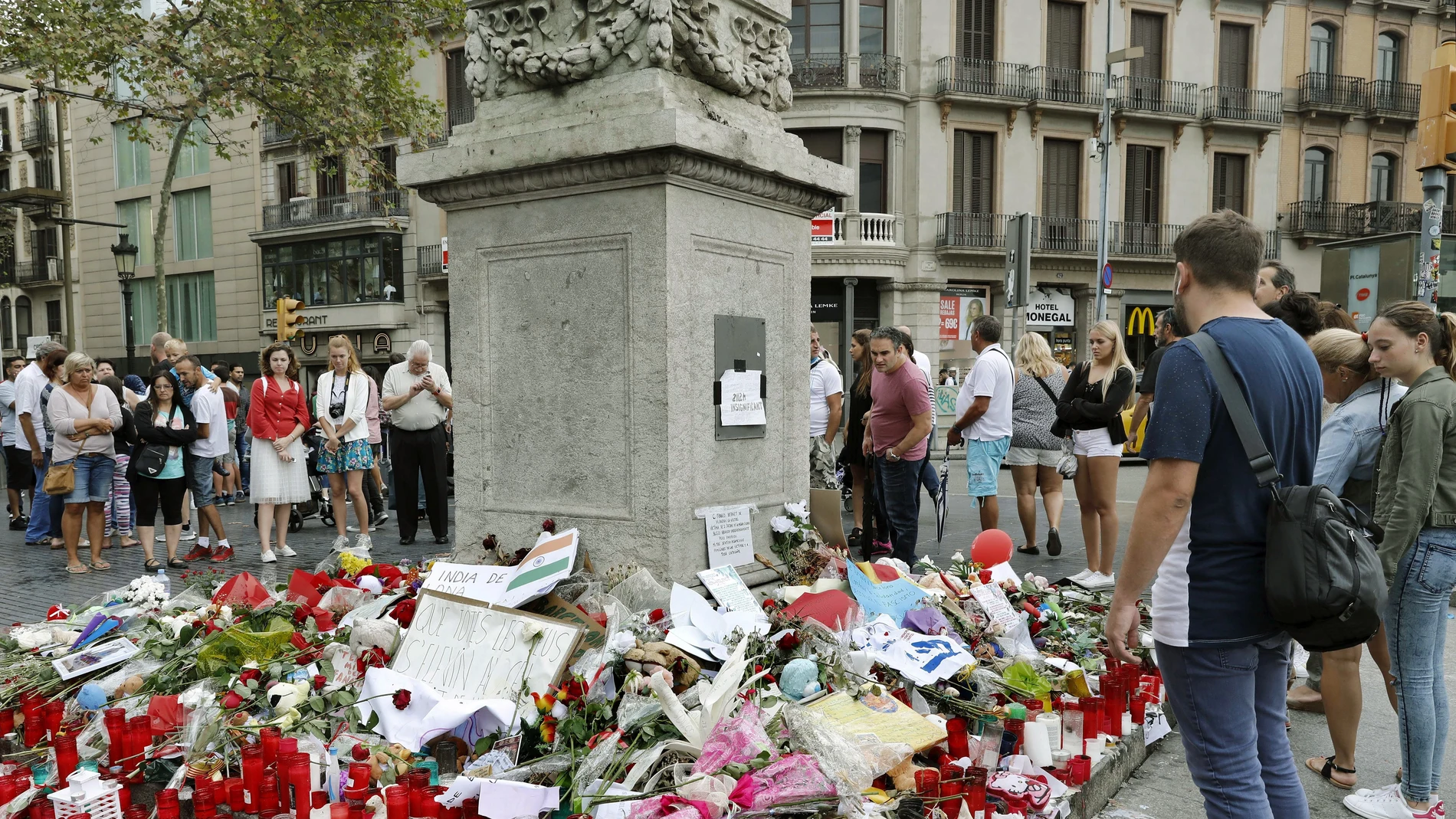 Memorial con flores al comienzo de las Ramblas de Barcelona tras los atentados Memorial con flores al comienzo de las Ramblas de Barcelona tras los atentados