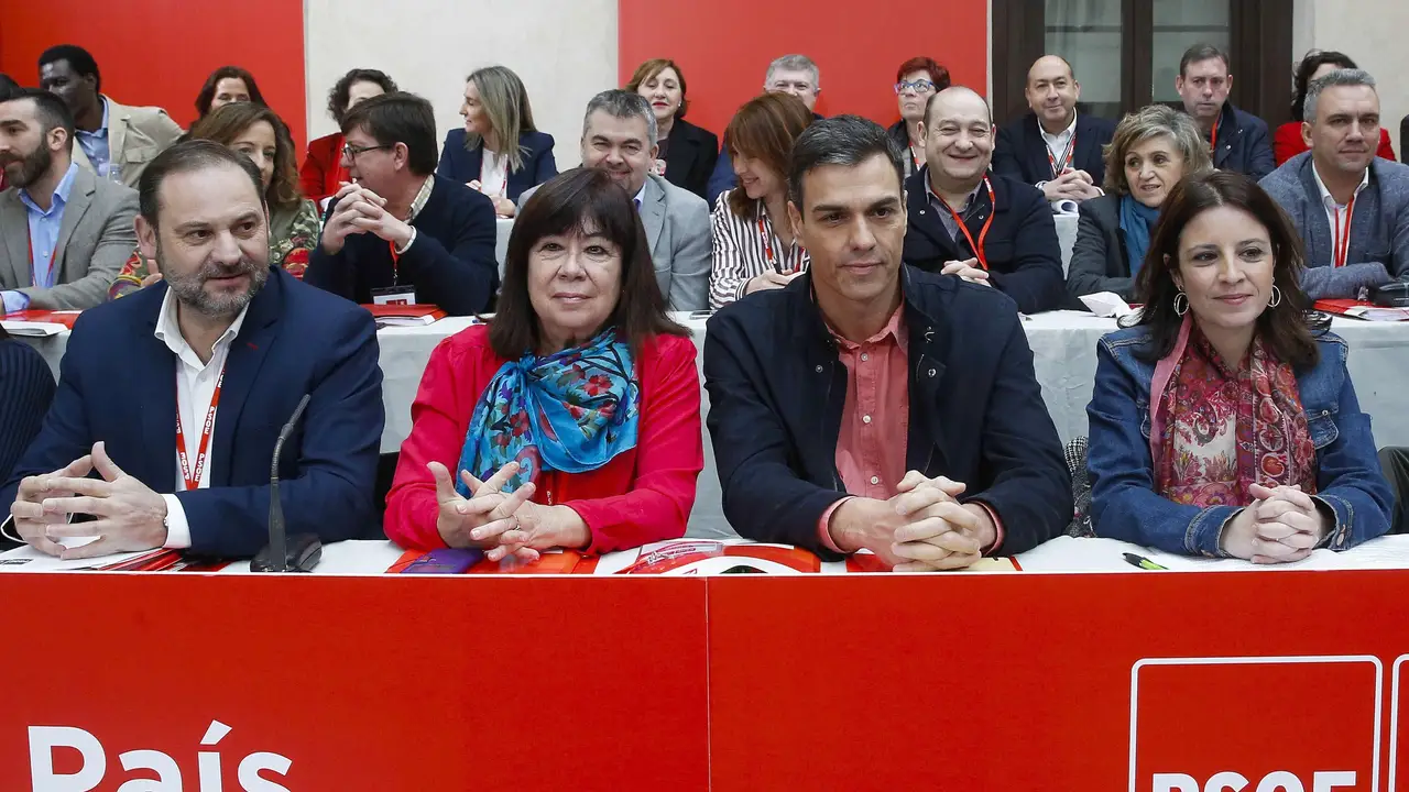 Pedro Sánchez, junto a Cristina Narbona, José Luis Ábalos y Adriana Lastra